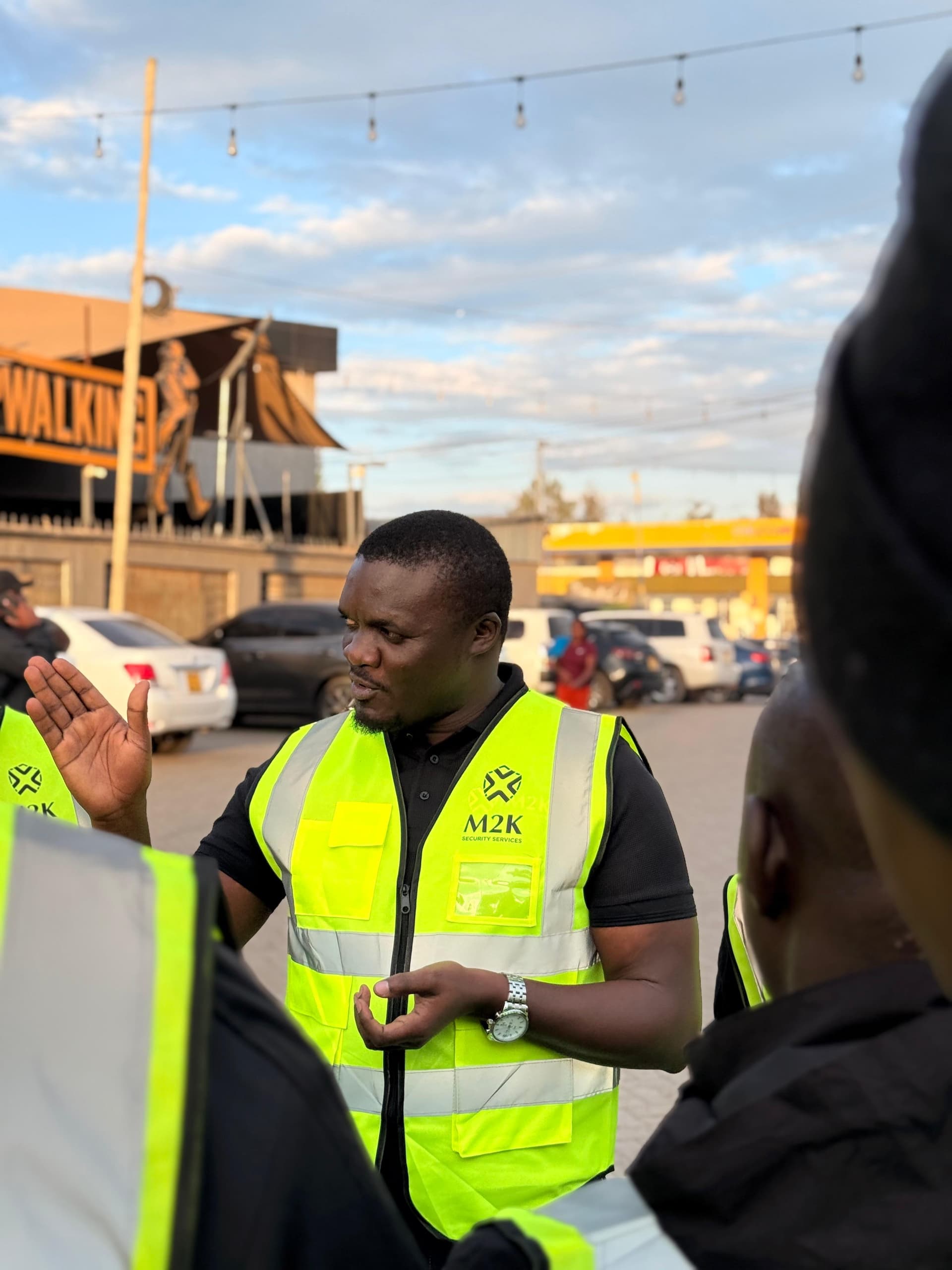 M2K supervisor briefing the guarding team